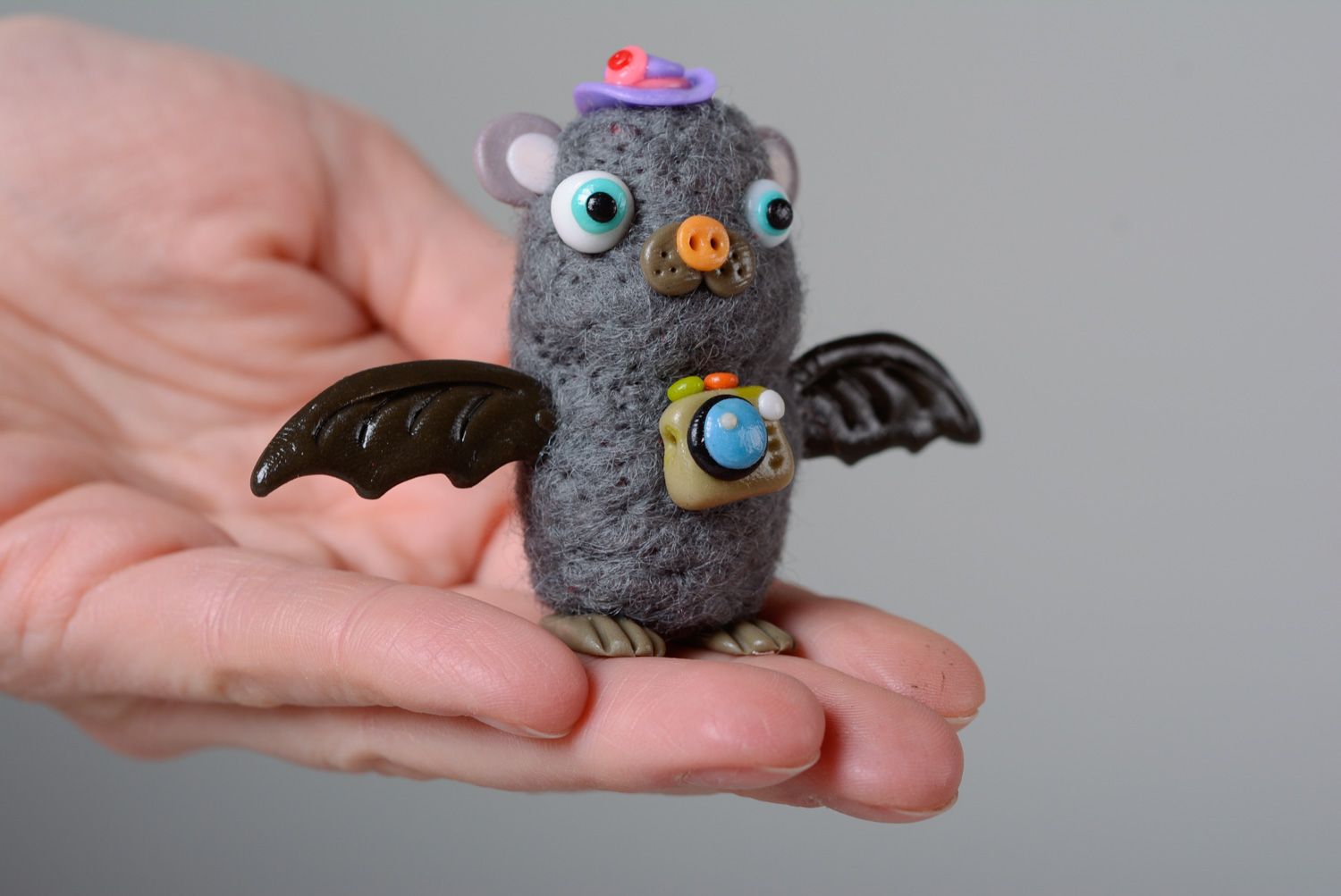 Handmade miniatur Kuscheltier Fledermaus in Trockenfilzen Technik foto 4
