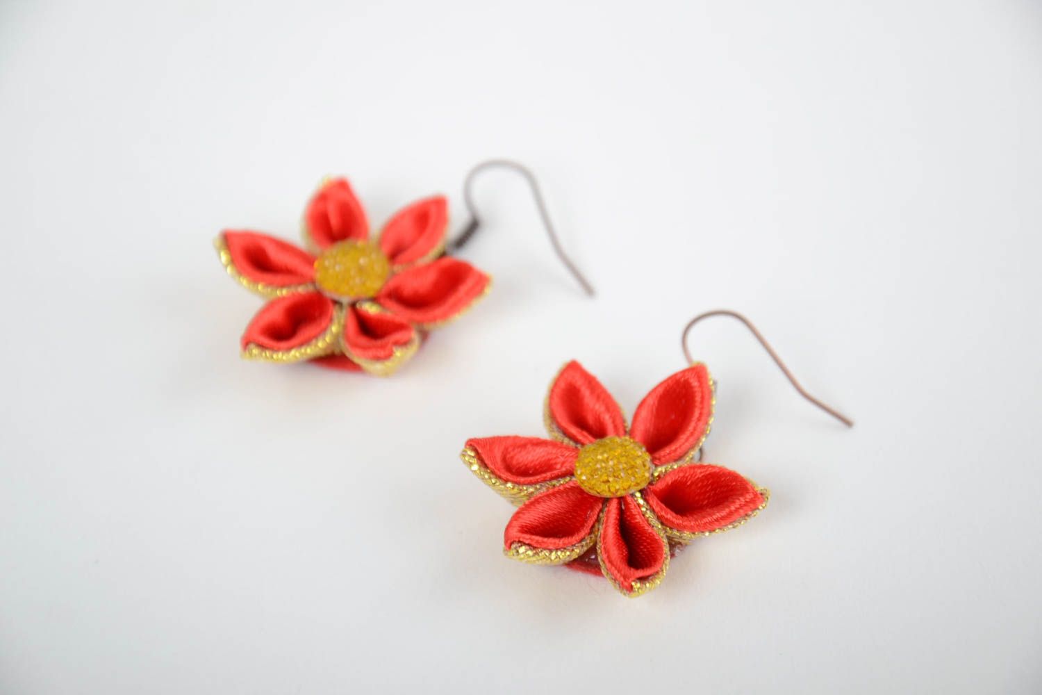 Handgemachte grelle rote Blumen Ohrringe in Kanzashi Technik für Modedamen foto 2