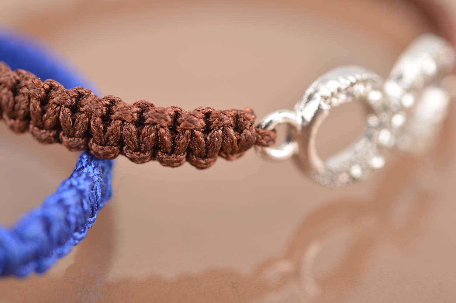 Conjunto de pulseras artesanales de hilos de seda de colores azul y marrón  foto 4