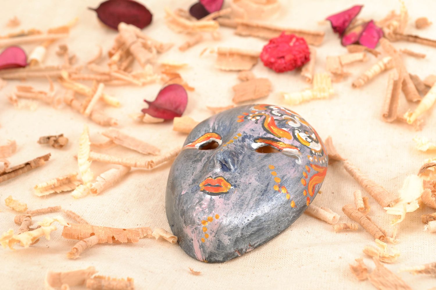 Masque décoratif d'argile avec peinture fait main photo 2