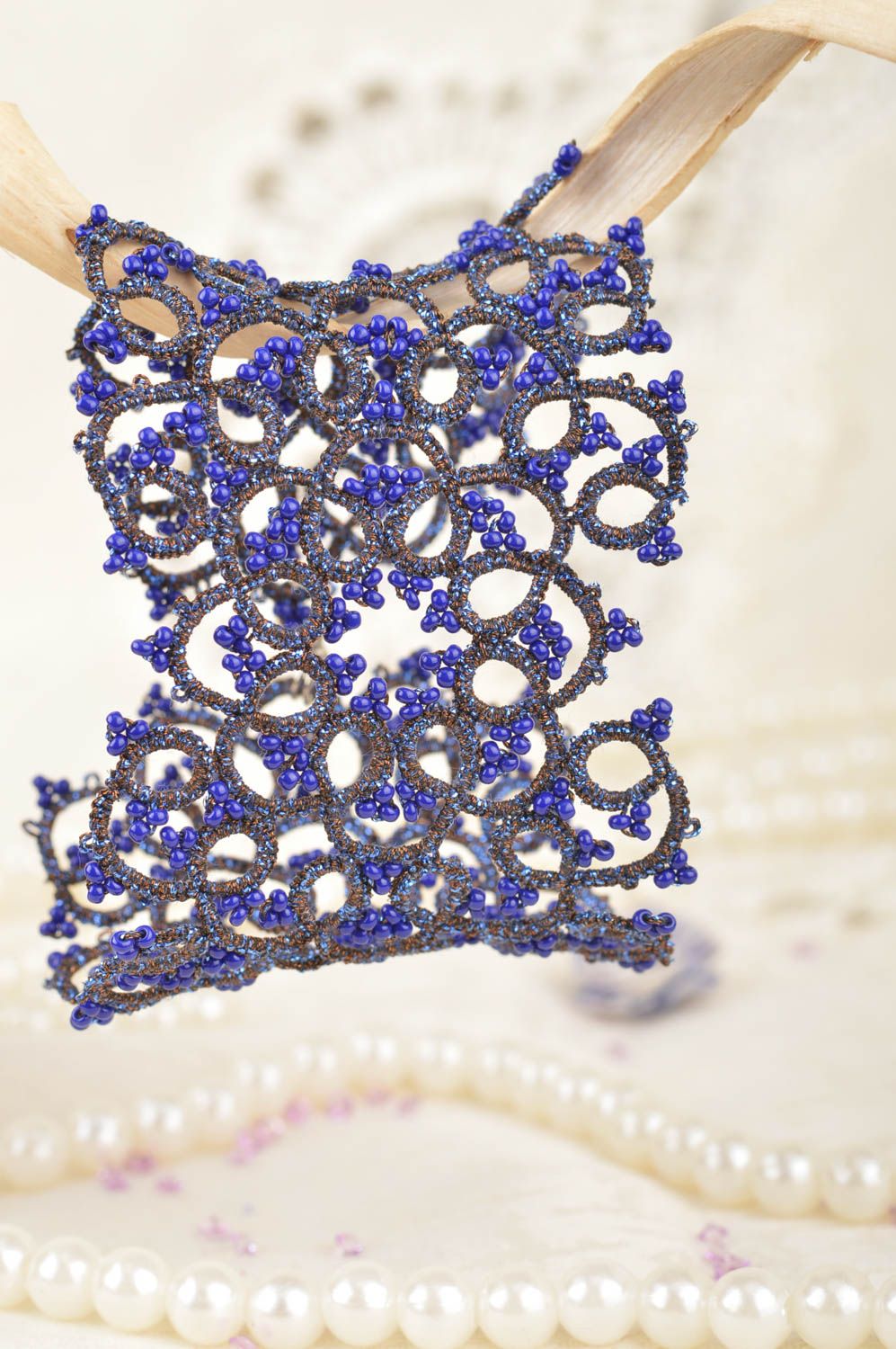 Bracelet bleu fils de satin perles de rocaille tchèques frivolité fait main photo 1