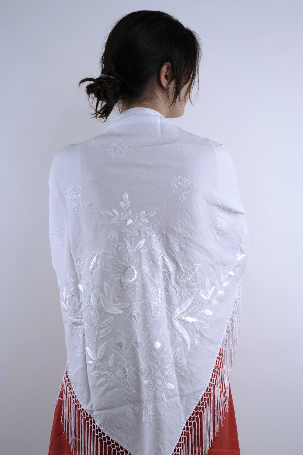 White shawl with fringe photo 3