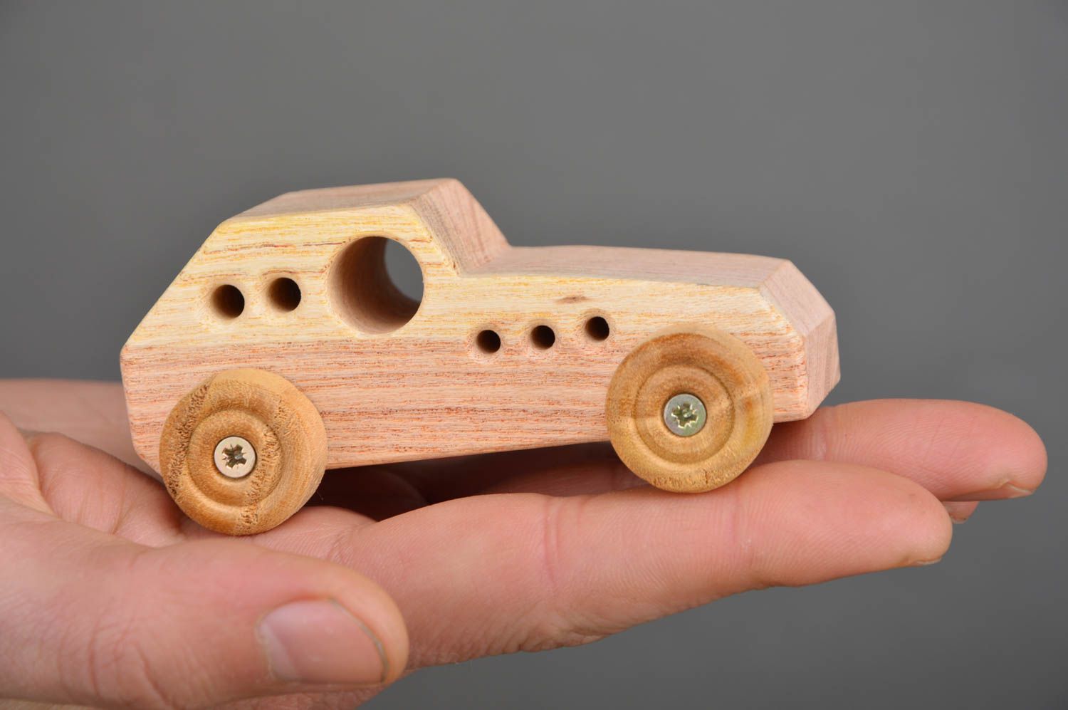 Jouet à roulettes voiture en bois fait main original écologique pour un garçon photo 3