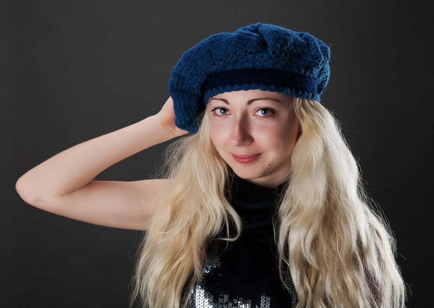 Blue knitted beret photo 2