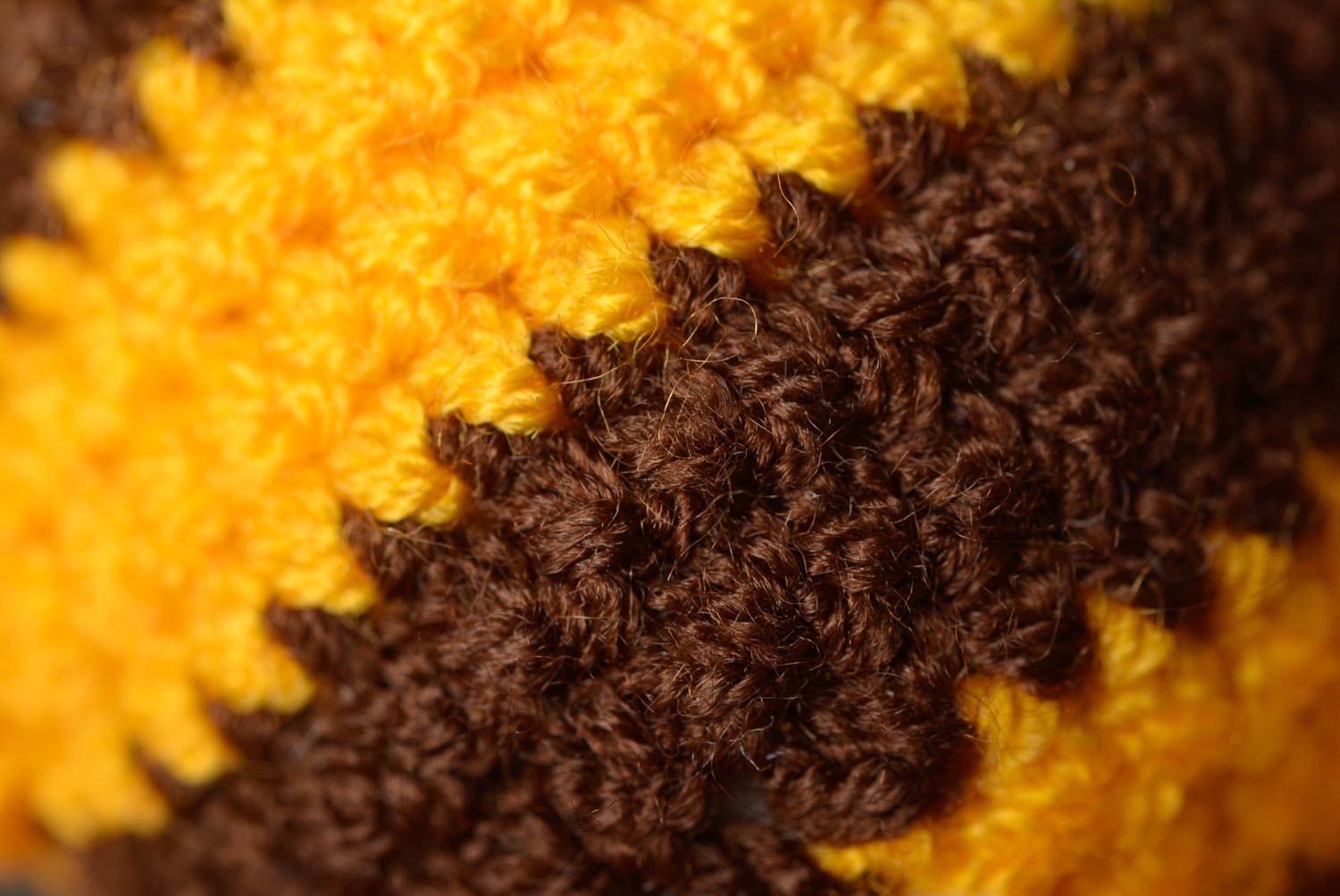 Peluche abeille à suspendre Jouet fait main tricoté au crochet Cadeau enfant photo 5