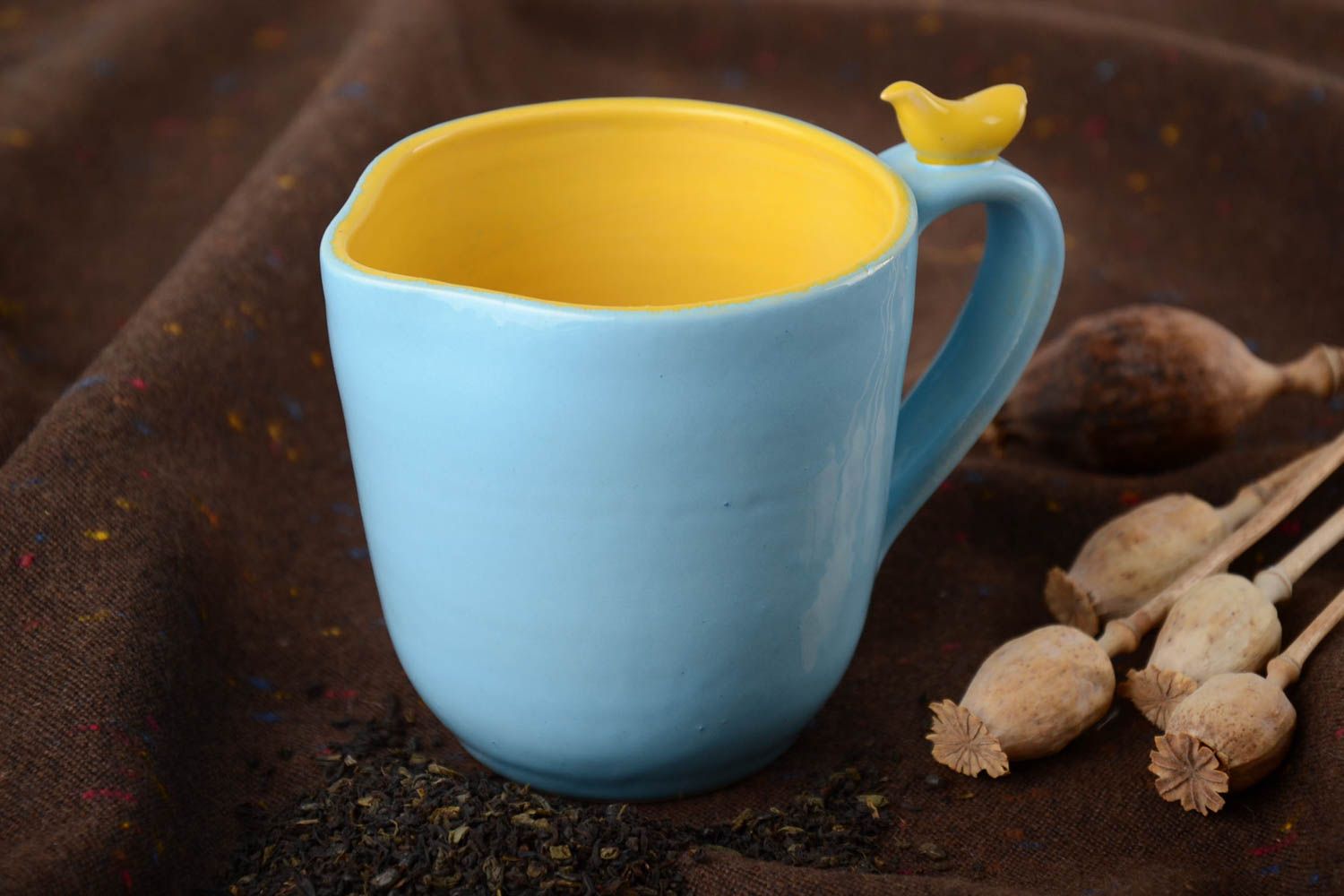 Глиняная чашка ручной работы расписанная глазурью и эмалью 400 мл желто-голубая фото 1