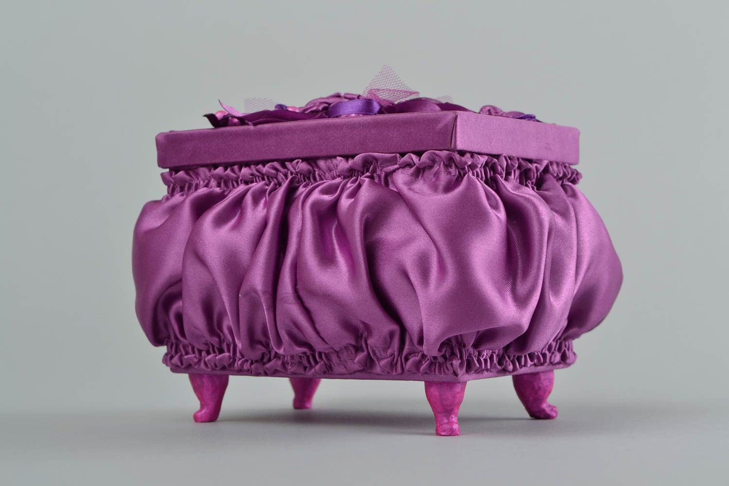 Небольшая шкатулка из атласной ткани в технике канзаши фиолетовая ручной работы фото 3
