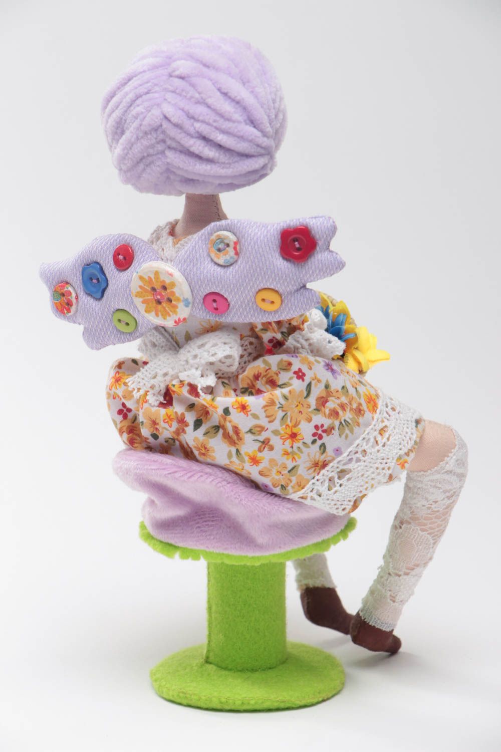 Schöne knuddelige lustige handgemachte Spielzeug Puppe mit Blumen auf Ständer foto 4