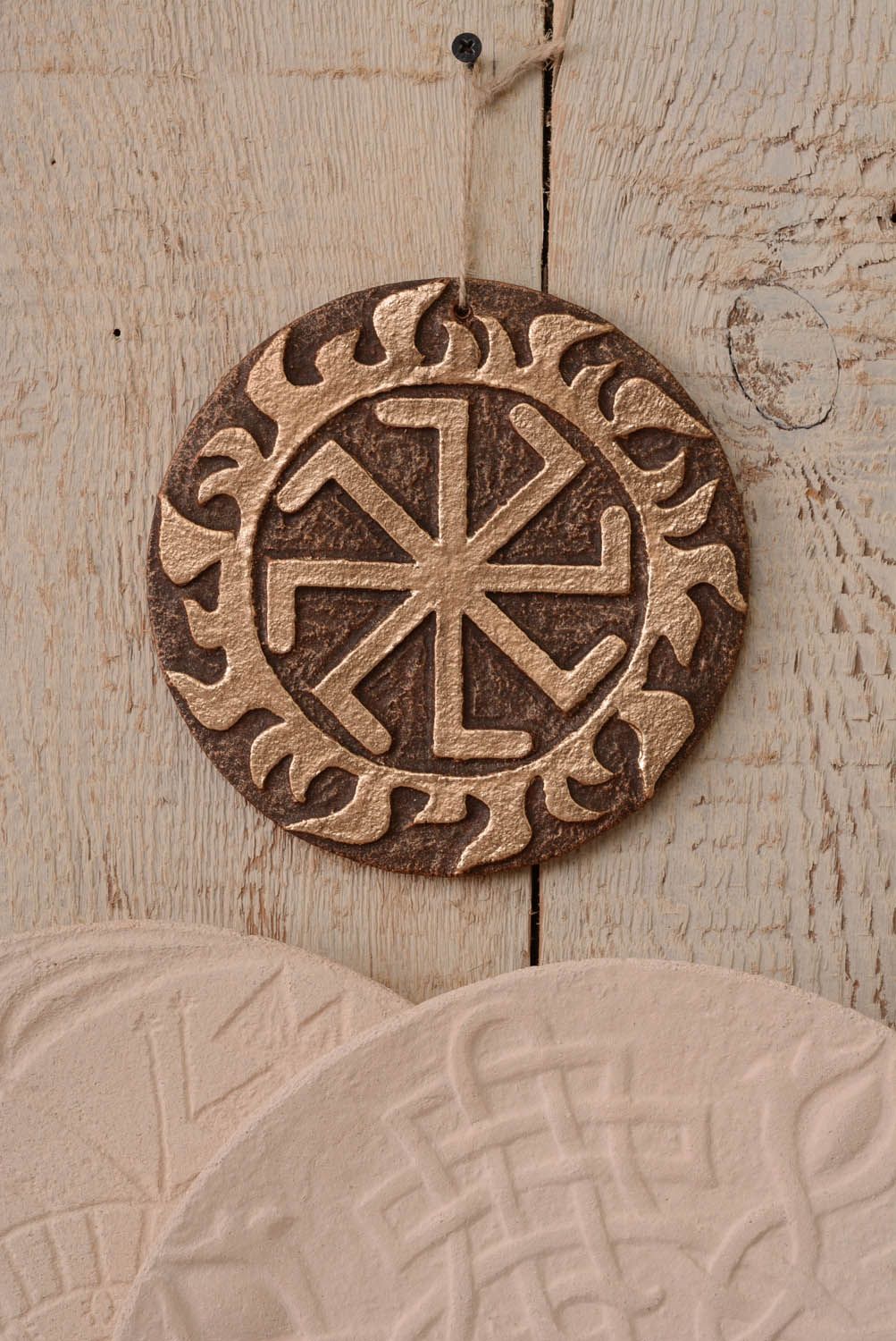 Pingente talismã decorativo de interior na forma de prato feito de argila Kolyadnik foto 3