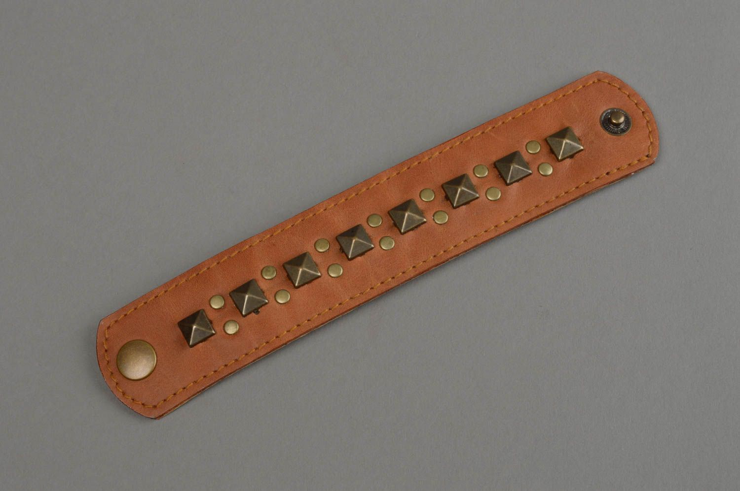 Bracelet en cuir naturel marron clair avec rivets fait main design original photo 8