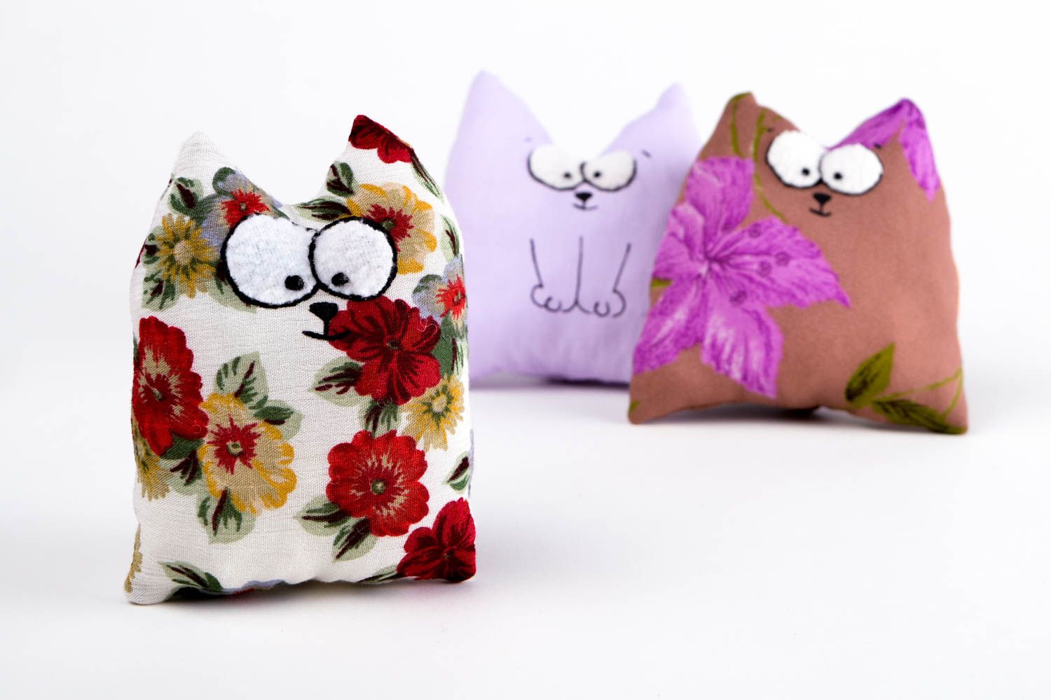Plüschtier Katze handgeschaffen Spielzeug aus Stoff lustig Textil Kuscheltier foto 1