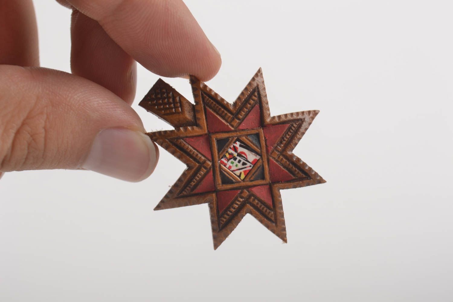 Pendentif étoile Bijou fait main en bois de poirier décoré Cadeau original photo 4