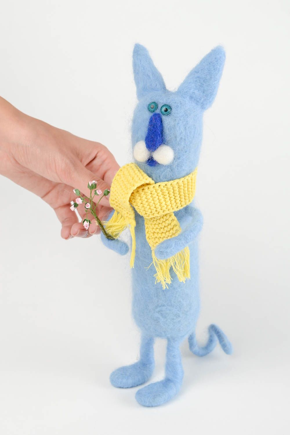 Peluche chat bleu avec écharpe Jouet fait main en laine feutrée Cadeau enfant photo 2