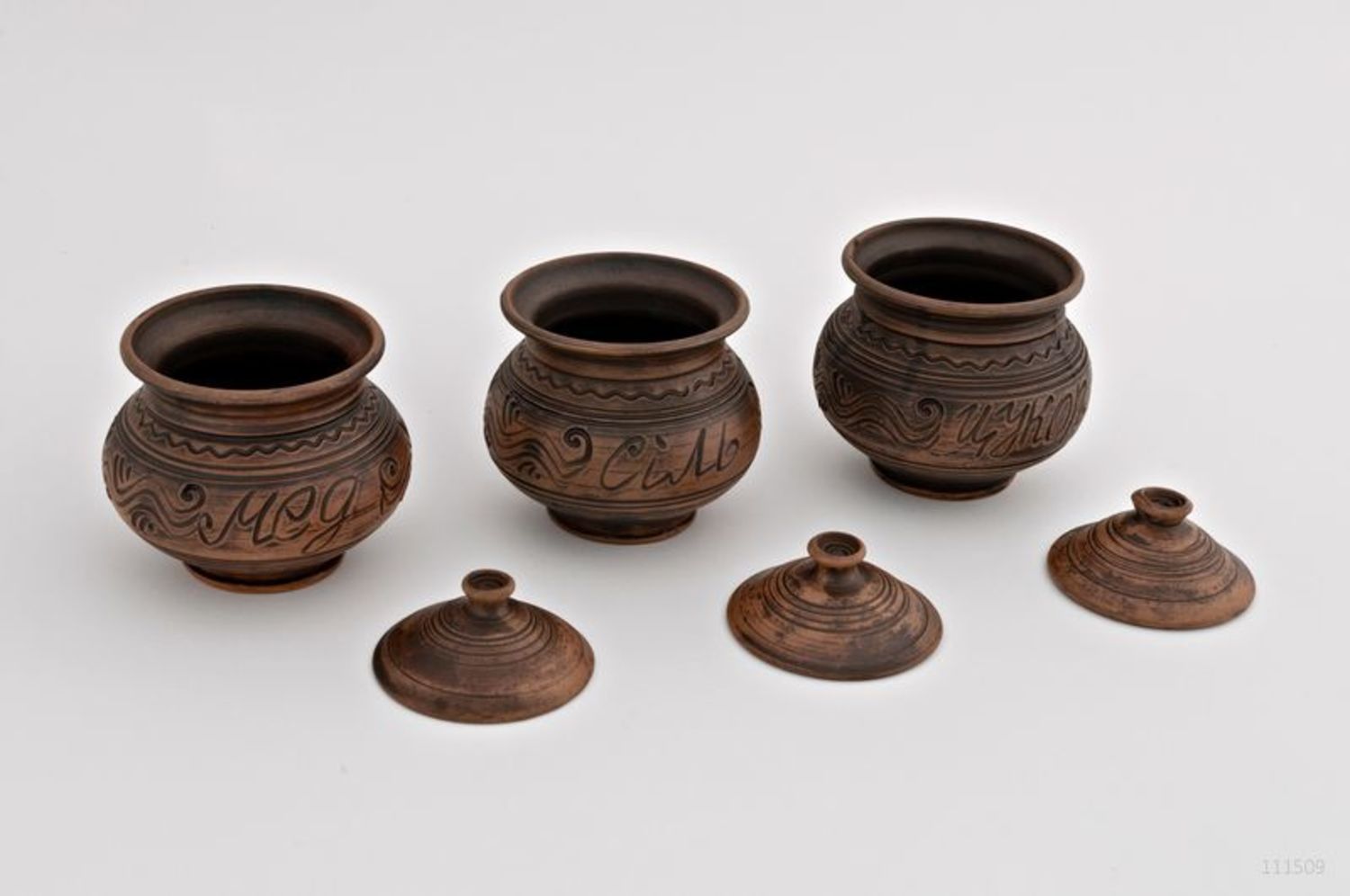 Clay pots made using kilning technique photo 1