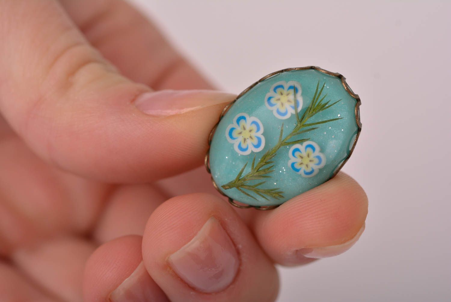 Broche bleue Bijou fait main ovale résine époxy métal fleurs Accessoire femme photo 3