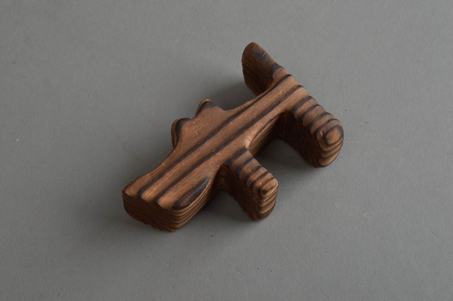 Figurine chien en bois de pin faite main petite marron foncé design original photo 4