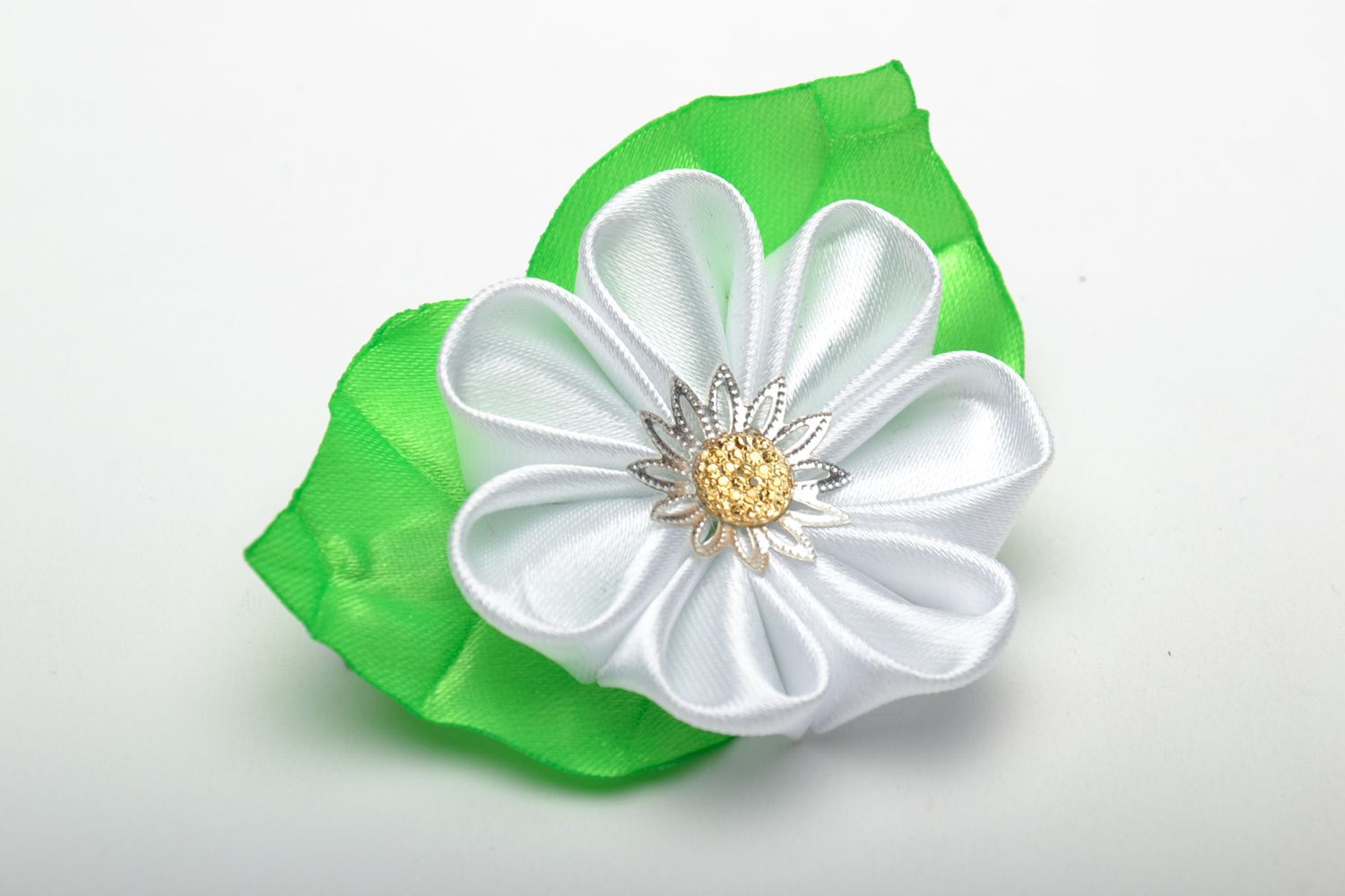 Handmade Haarspange aus Atlas Weiße Lotusblume foto 2