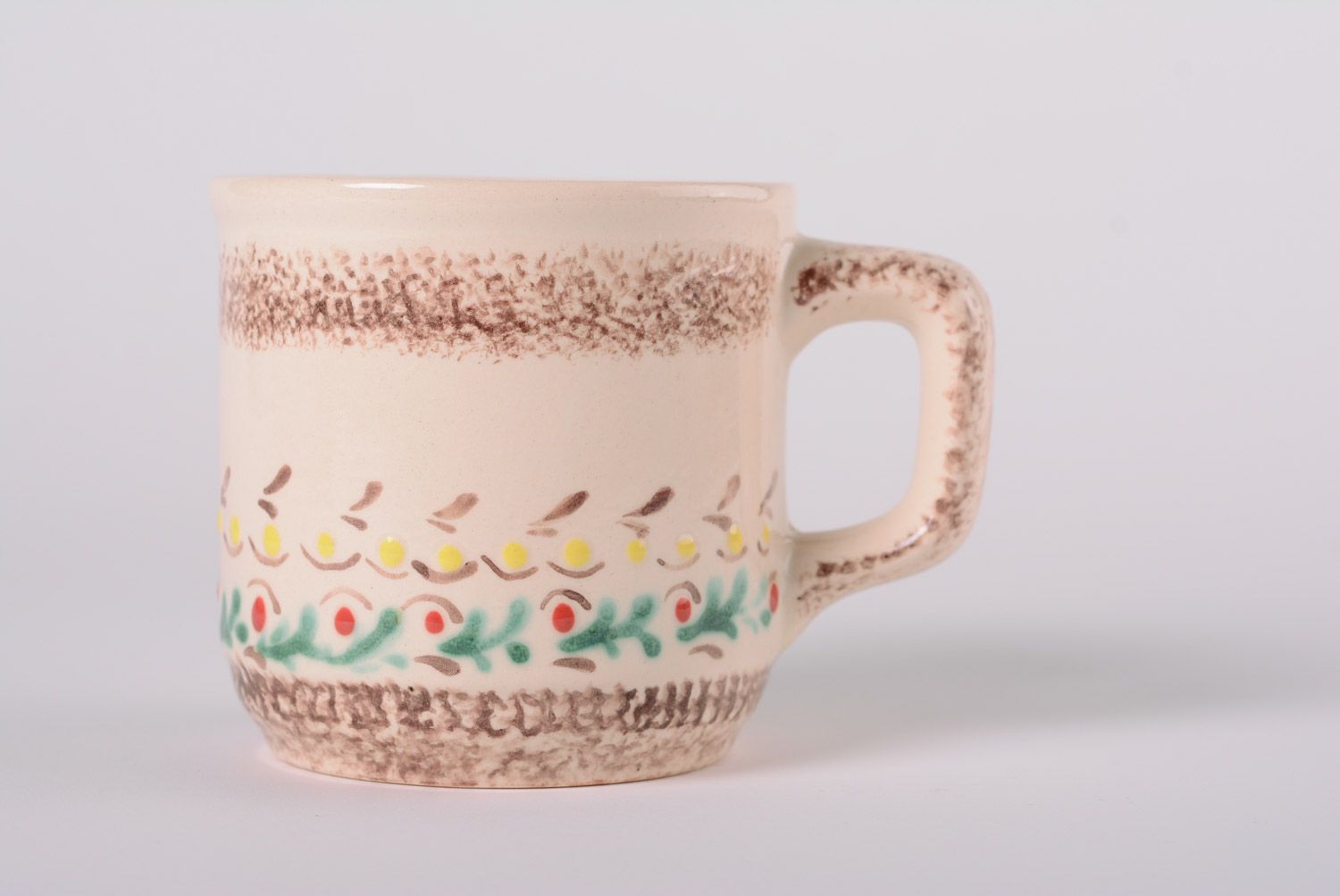 Handmade originelle bemalte Tasse aus Ton mit bunter Glasur bemalt foto 1