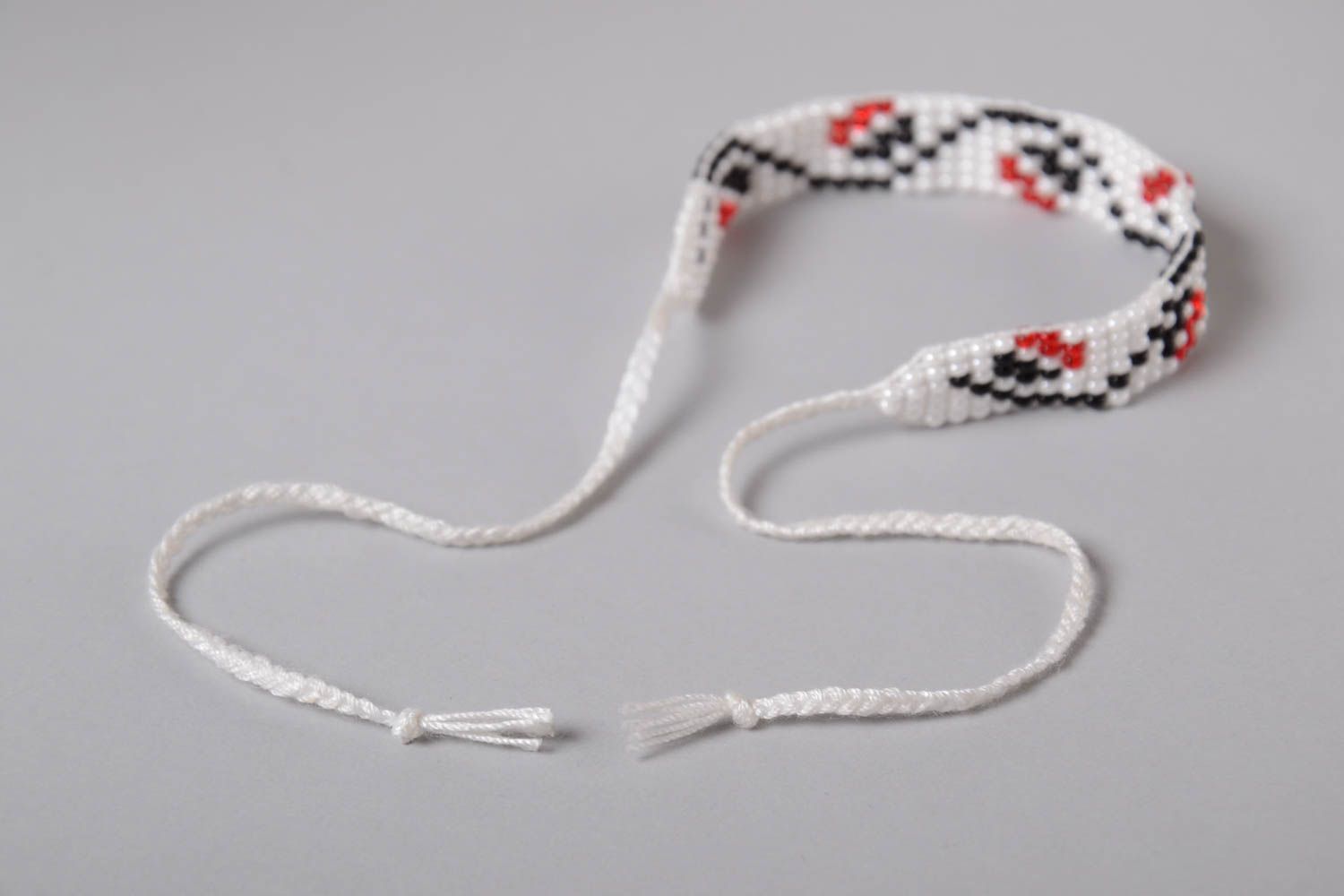Bracelet en perles de rocaille tchèques blanc à motif fait main à nouer photo 4