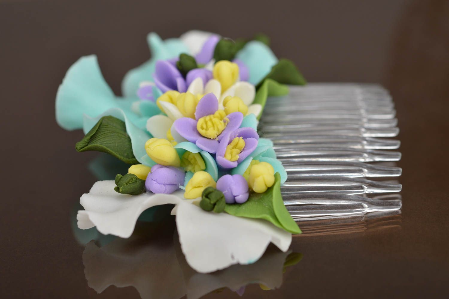 Handgemachter Haarkamm aus Plastik mit Polymerton Blumen zart blau originell foto 3