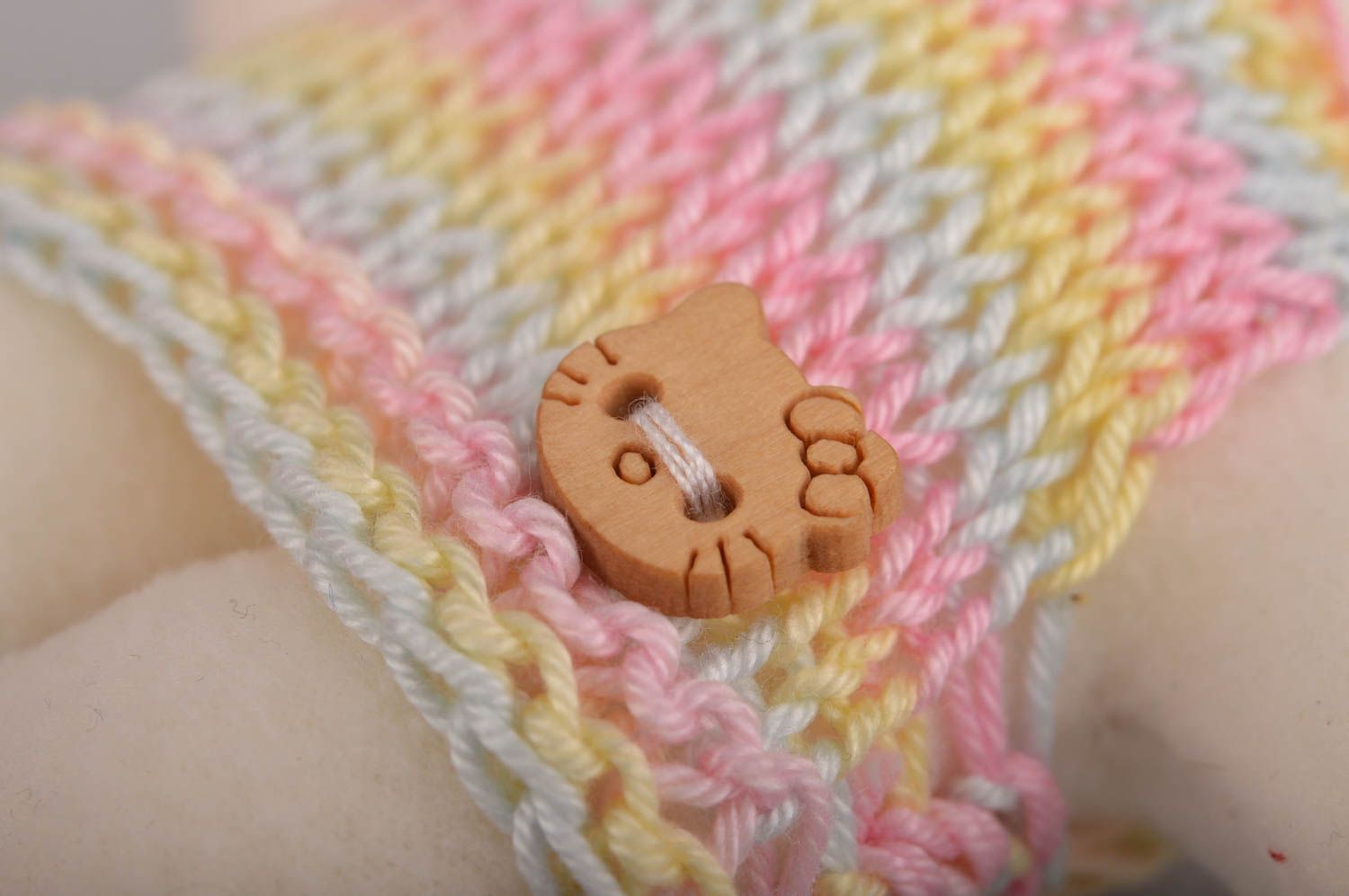 Небольшая мягкая игрушка котик с петелькой из флиса в вязаной кофте хенд мейд фото 5