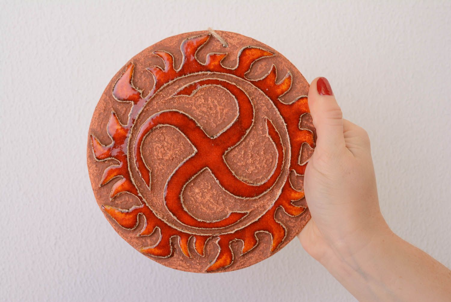 Pingente talismã de interior de cerâmica com imagem na superficie Svaor sol no paraíso foto 4