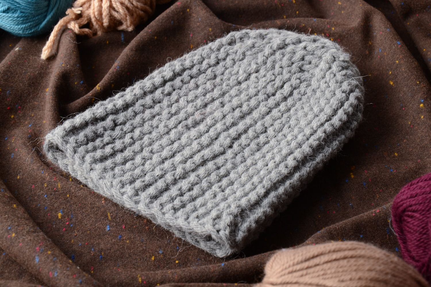 Bonnet tricoté en laine gris fait main photo 2