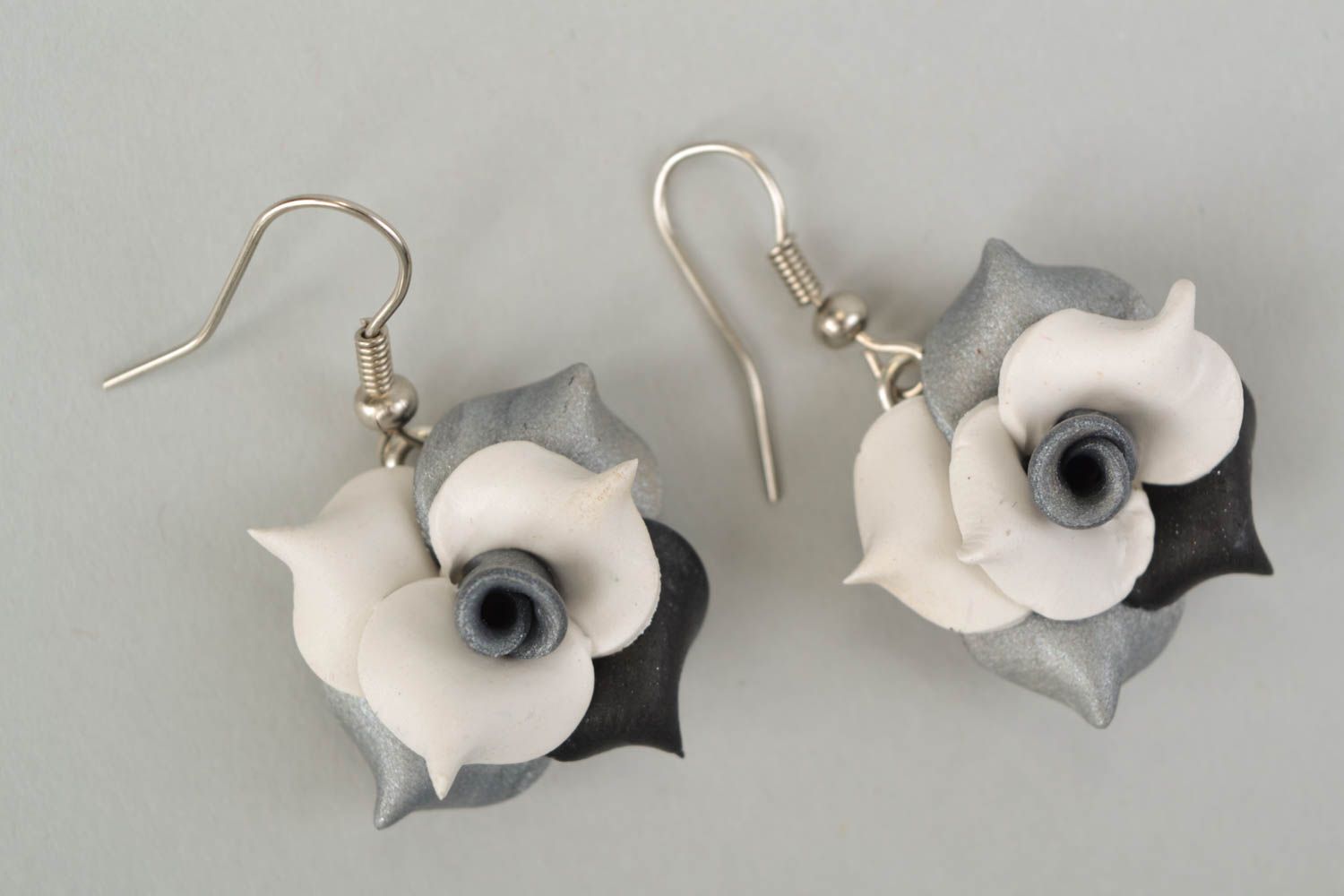 Boucles d'oreilles en pâte polymère faites main originales Roses grises photo 3