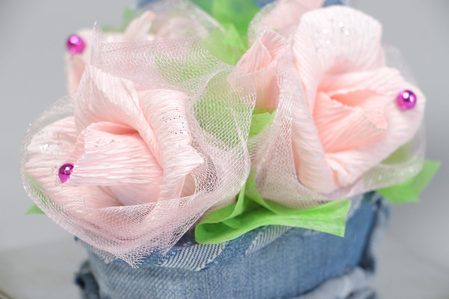 Joli soulier décoratif en papier et tissu avec fleurs sur support fait main photo 4