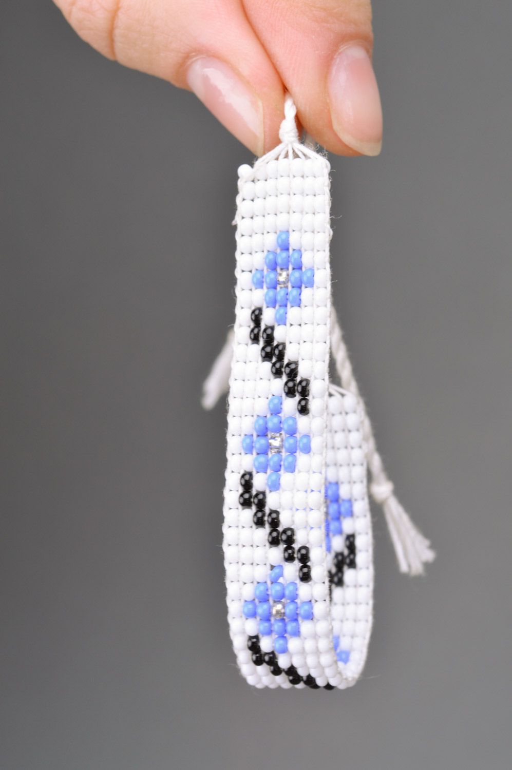 Handmade woven bead bracelet of white color with blue flowers photo 3