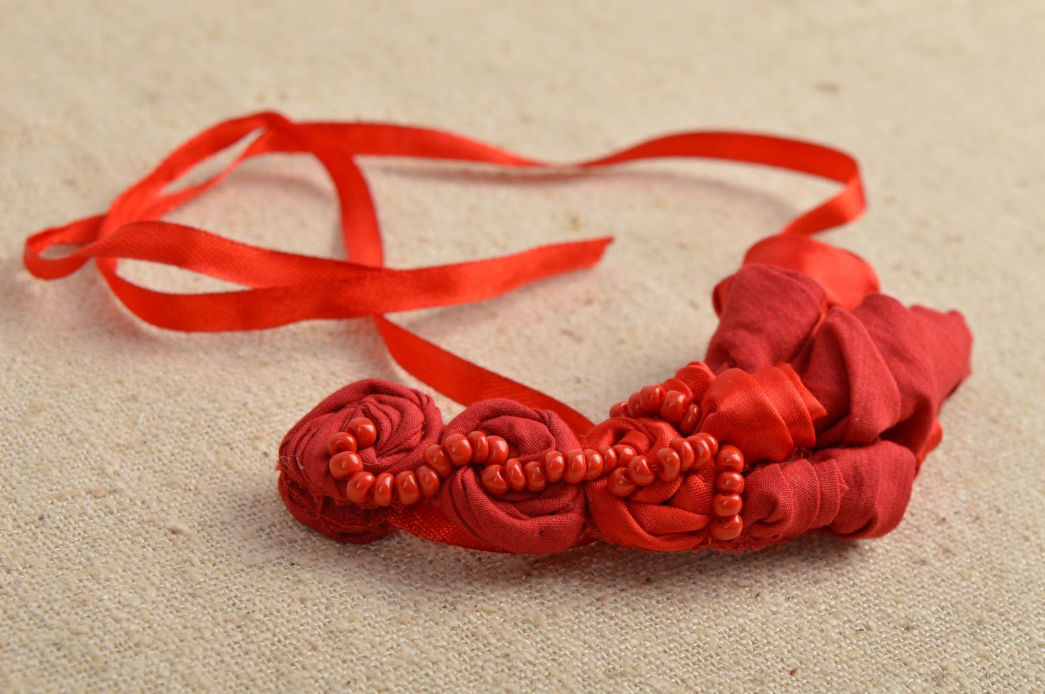 Collier textile Bijou fait main rouge satin calicot Accessoire femme design photo 1