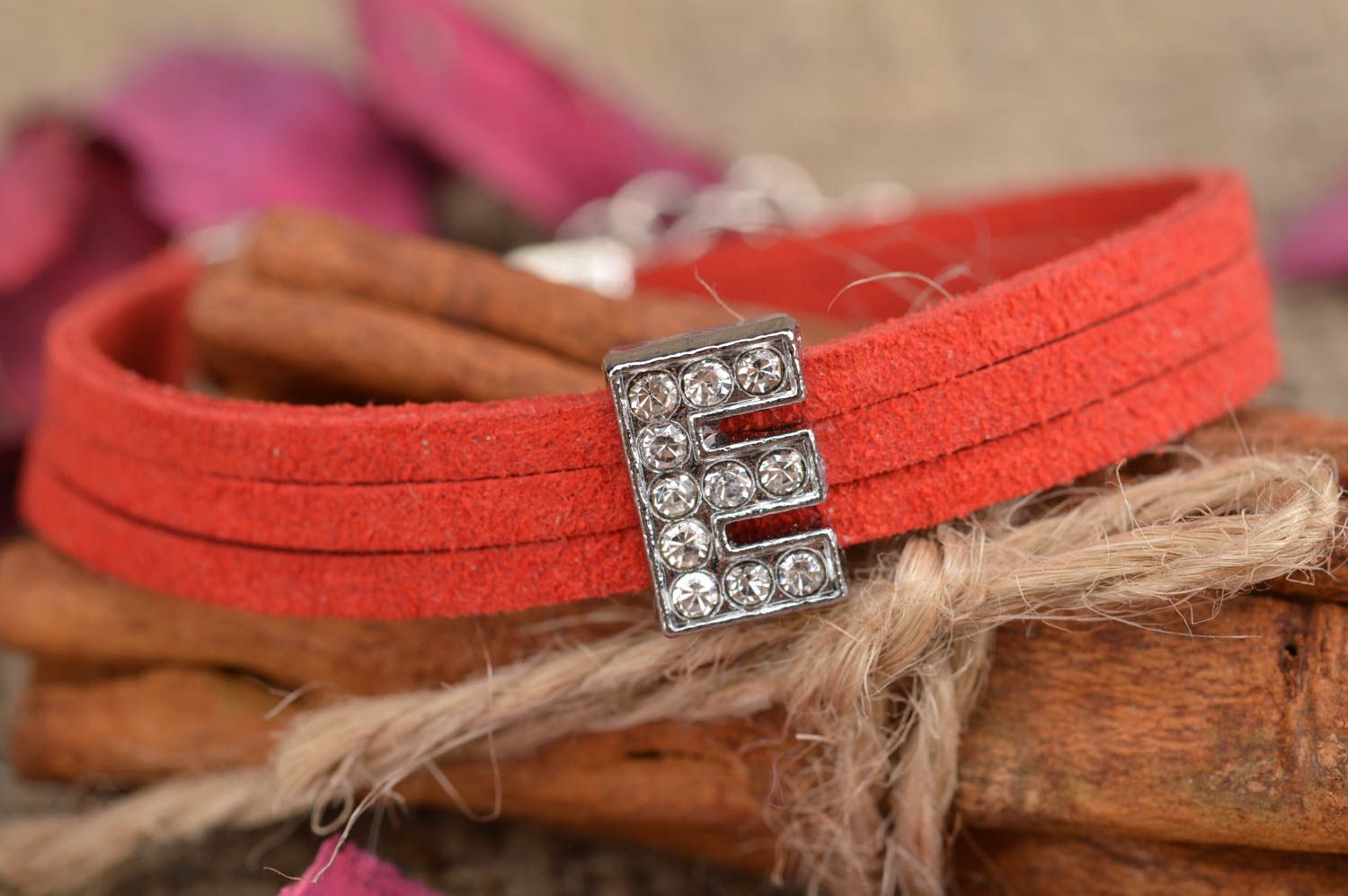 Pulseara trenzada de cordones de gamuza con letra E artesanal original roja foto 1
