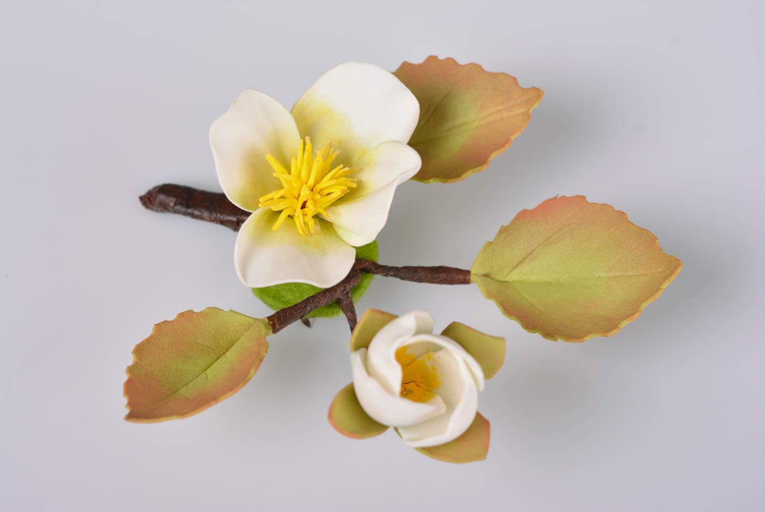 Broche Fleurs blanches sur branche avec feuilles en foamiran belle faite main photo 1