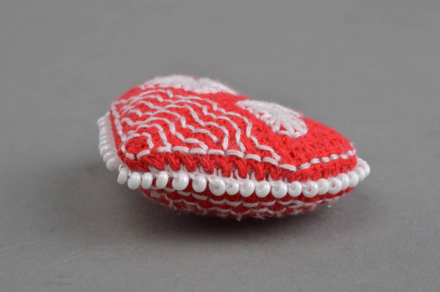 Petit jouet mou rouge fait main en forme de cœur brodé en perles de rocaille photo 4