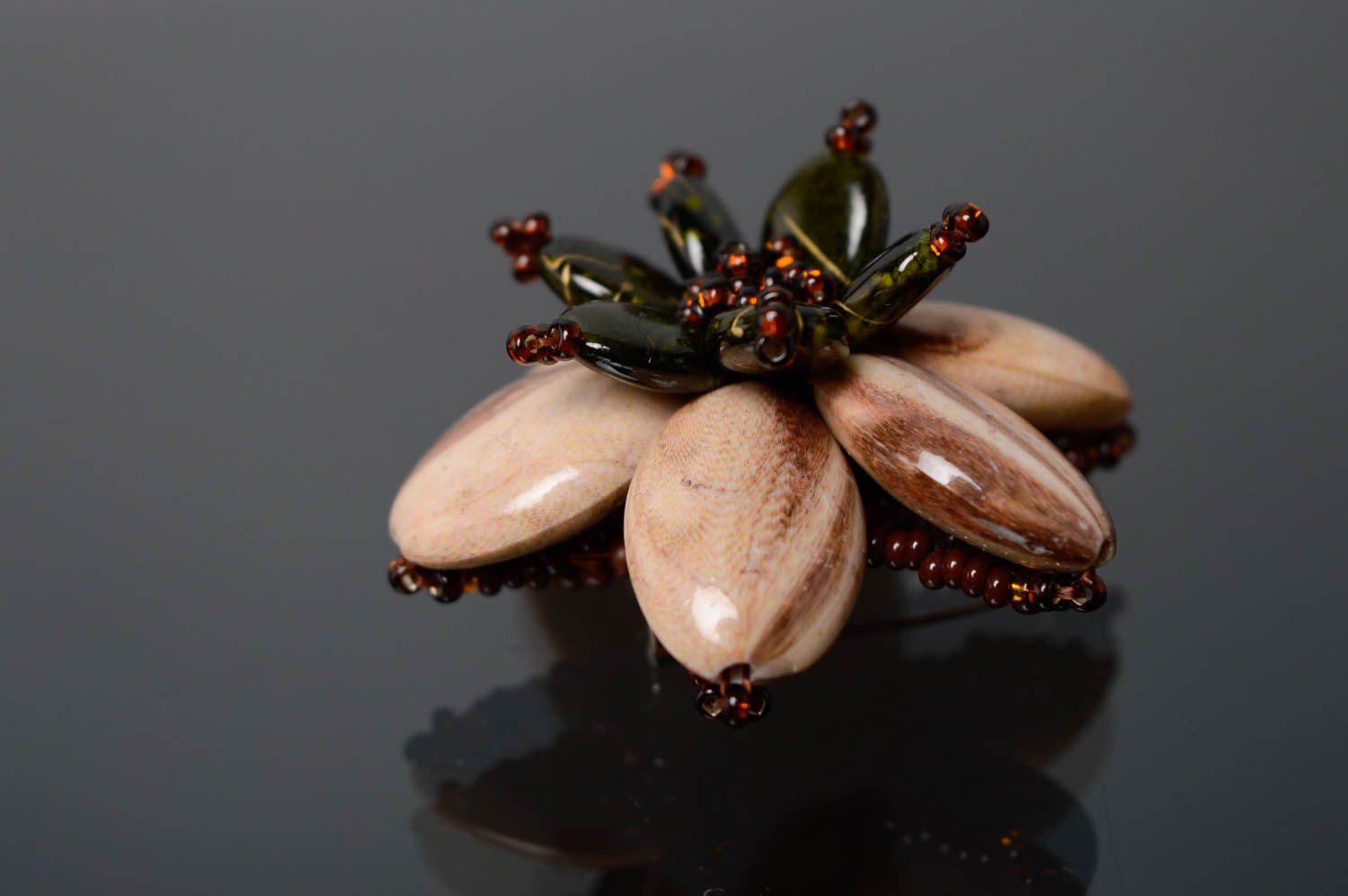Broche fleur avec perles ovales et perles de rocaille photo 5