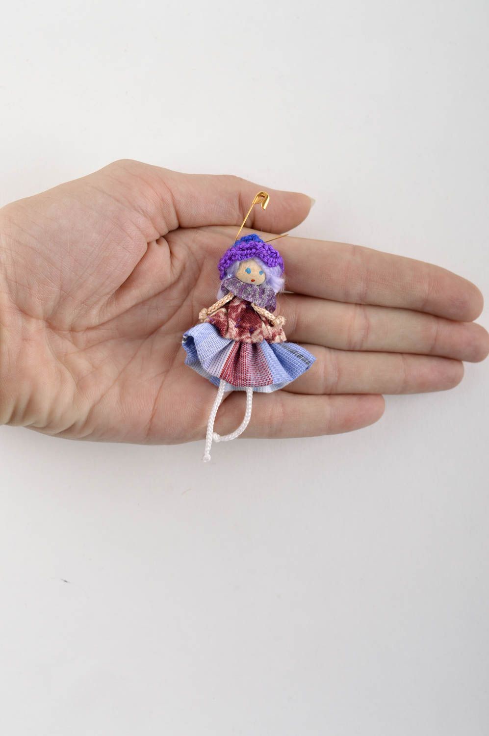 Broche fait main Bijou fantaisie poupée miniature en violet Accessoire femme photo 4