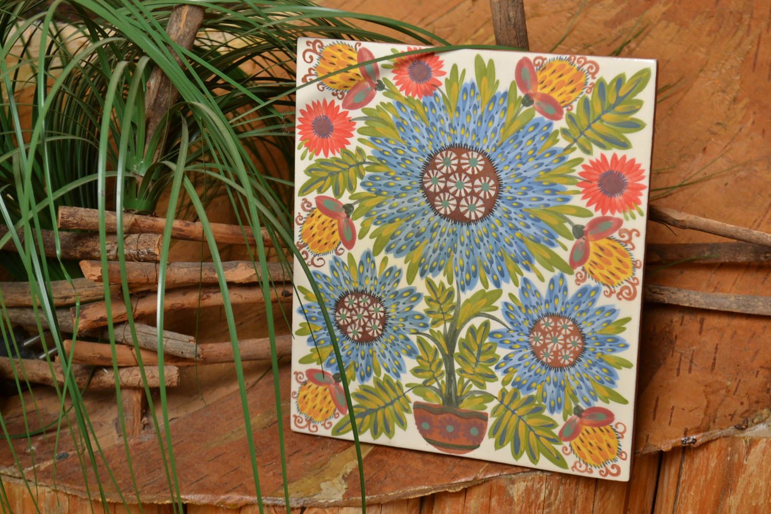 Kleine schöne dekorative Wandplatte aus Ton mit Blumenmuster und Glasur für Deko foto 1
