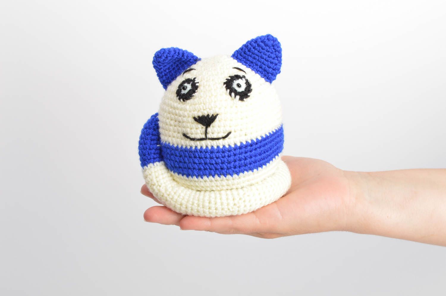 Chat en tissu fait main tricoté au crochet bleu avec blanc joeut pour enfant photo 5
