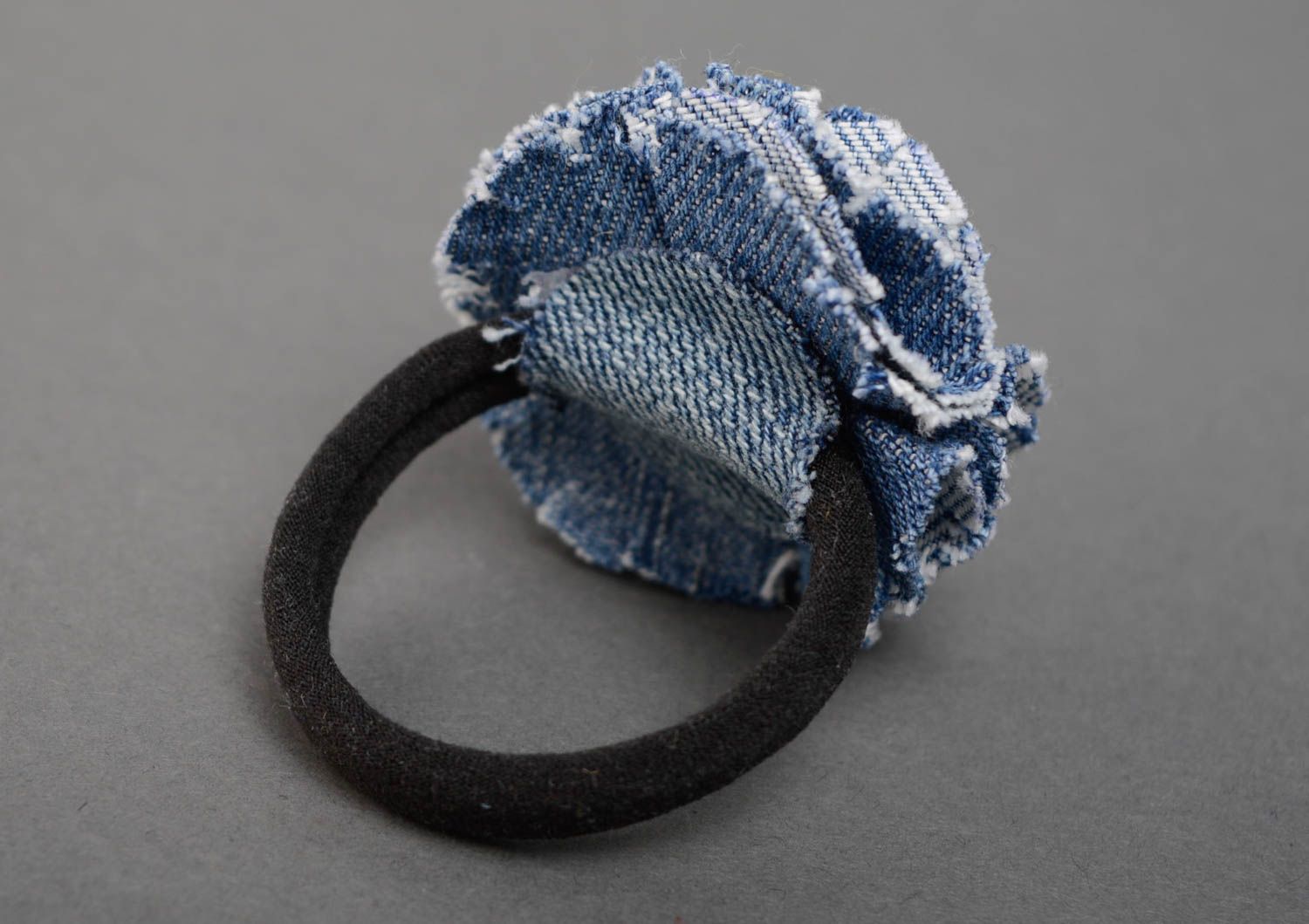 Handgemachte Haargummis aus Jeans mit Blume foto 2