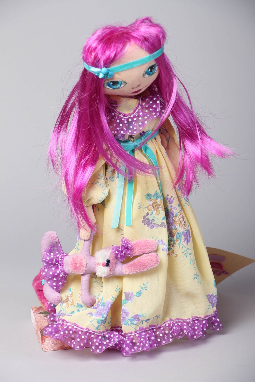 Авторская кукла из ткани с длинными волосами на подставке Хиппи фото 1