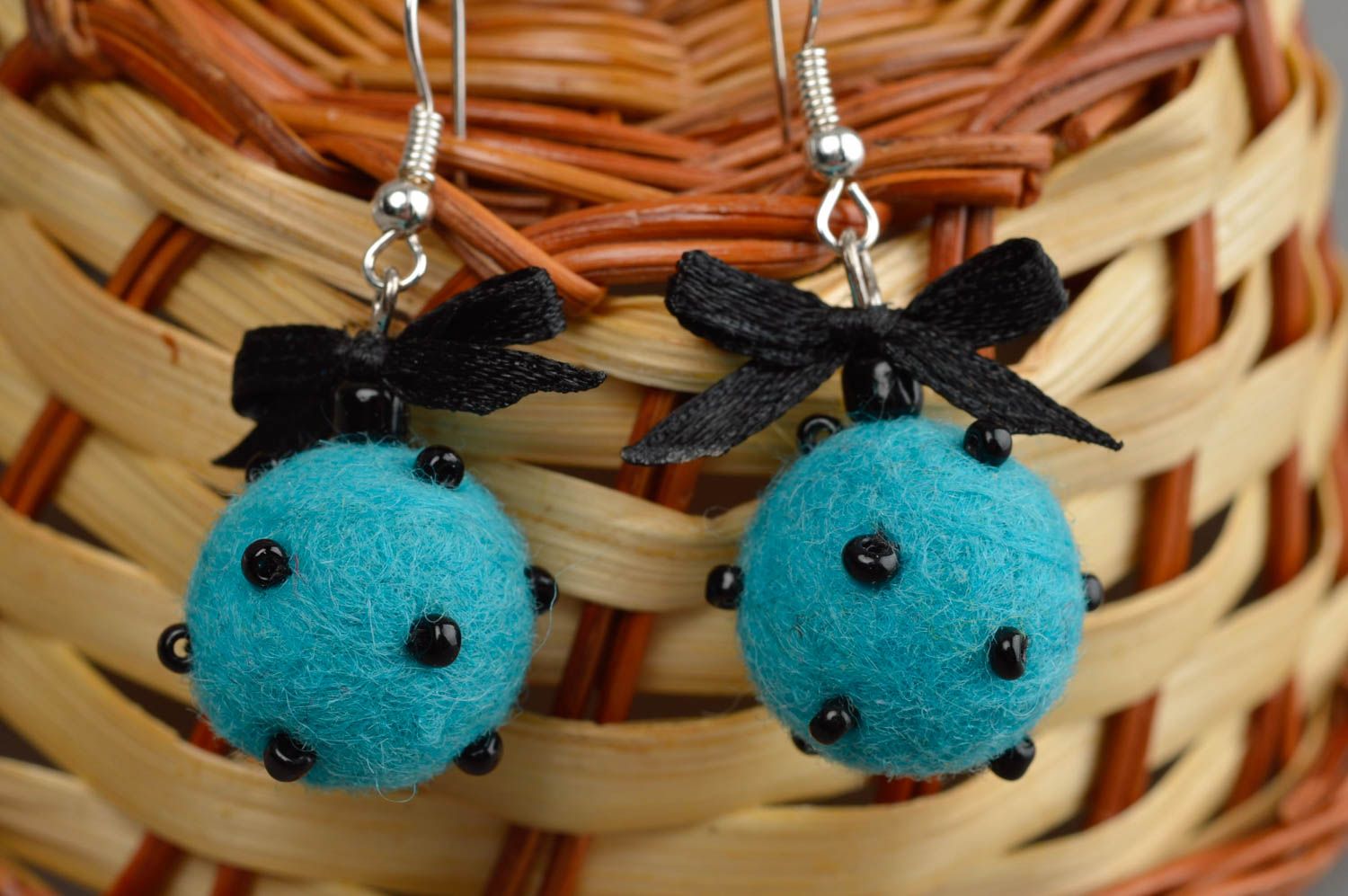 Boucles d'oreille rondes pendantes avec nœud bleues en laine feutrée faites main photo 1