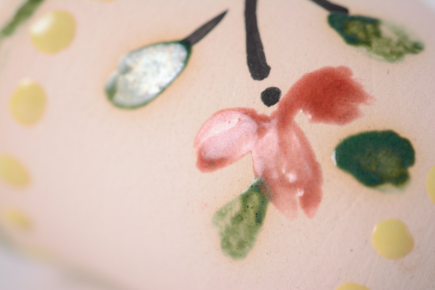 Campanilla de arcilla hecha a mano pintada blanca con flores mayólica foto 3