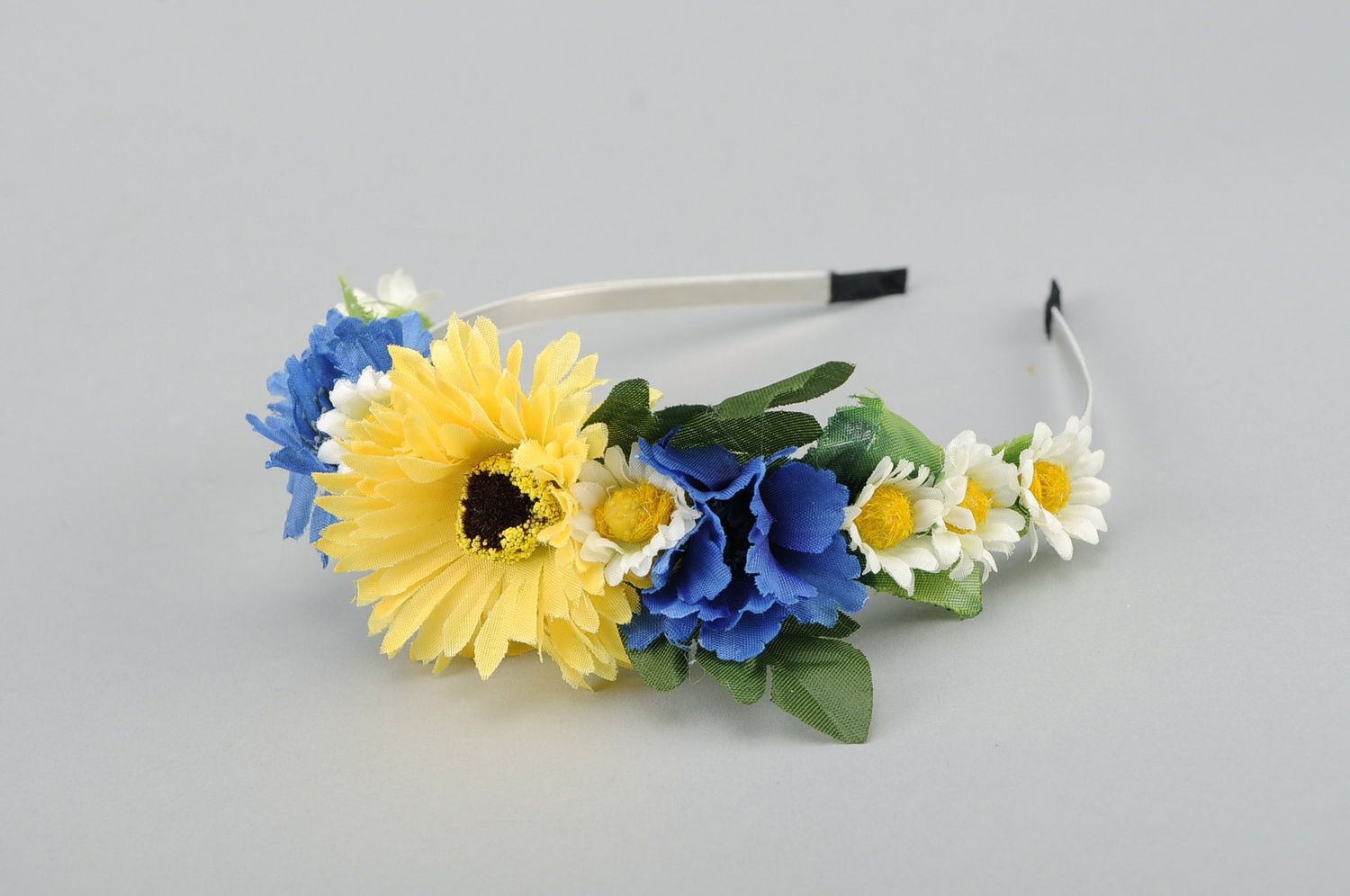 Headband made of artificial flowers photo 2