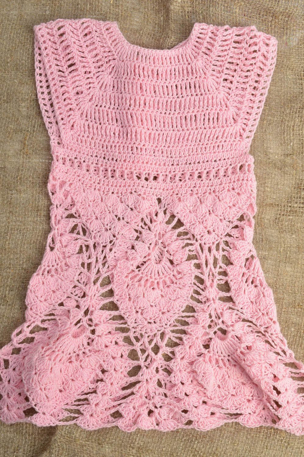 Красивое нежное платье вязаное крючком из хлопка в розовом цвете для девочек фото 1