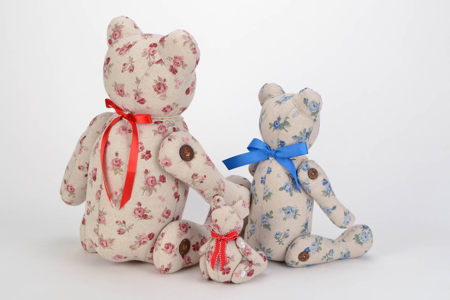 Мягкие игрушки ручной работы набор в виде мишек из ткани красивые 3 штуки фото 5