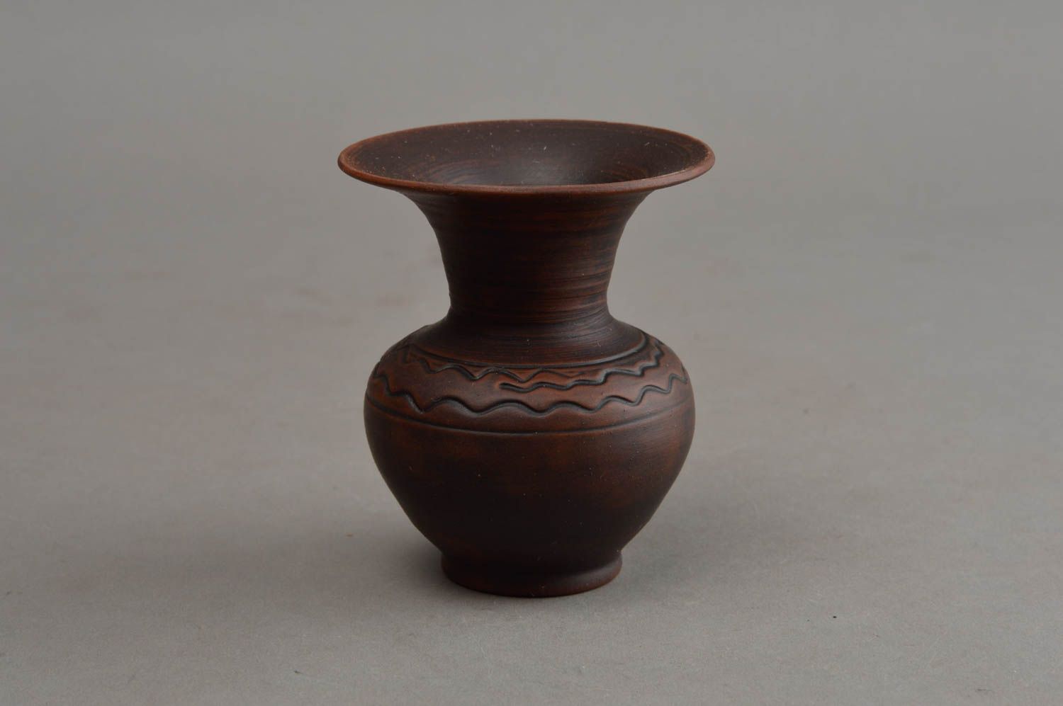 Маленькая глиняная ваза ручной работы для декора дома с узором красивая фото 2
