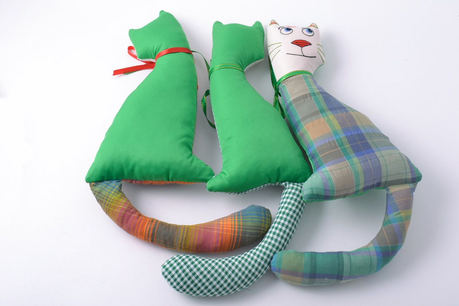 Текстильные мягкие игрушки ручной работы Коты с бантиками для детей 3 штуки фото 3