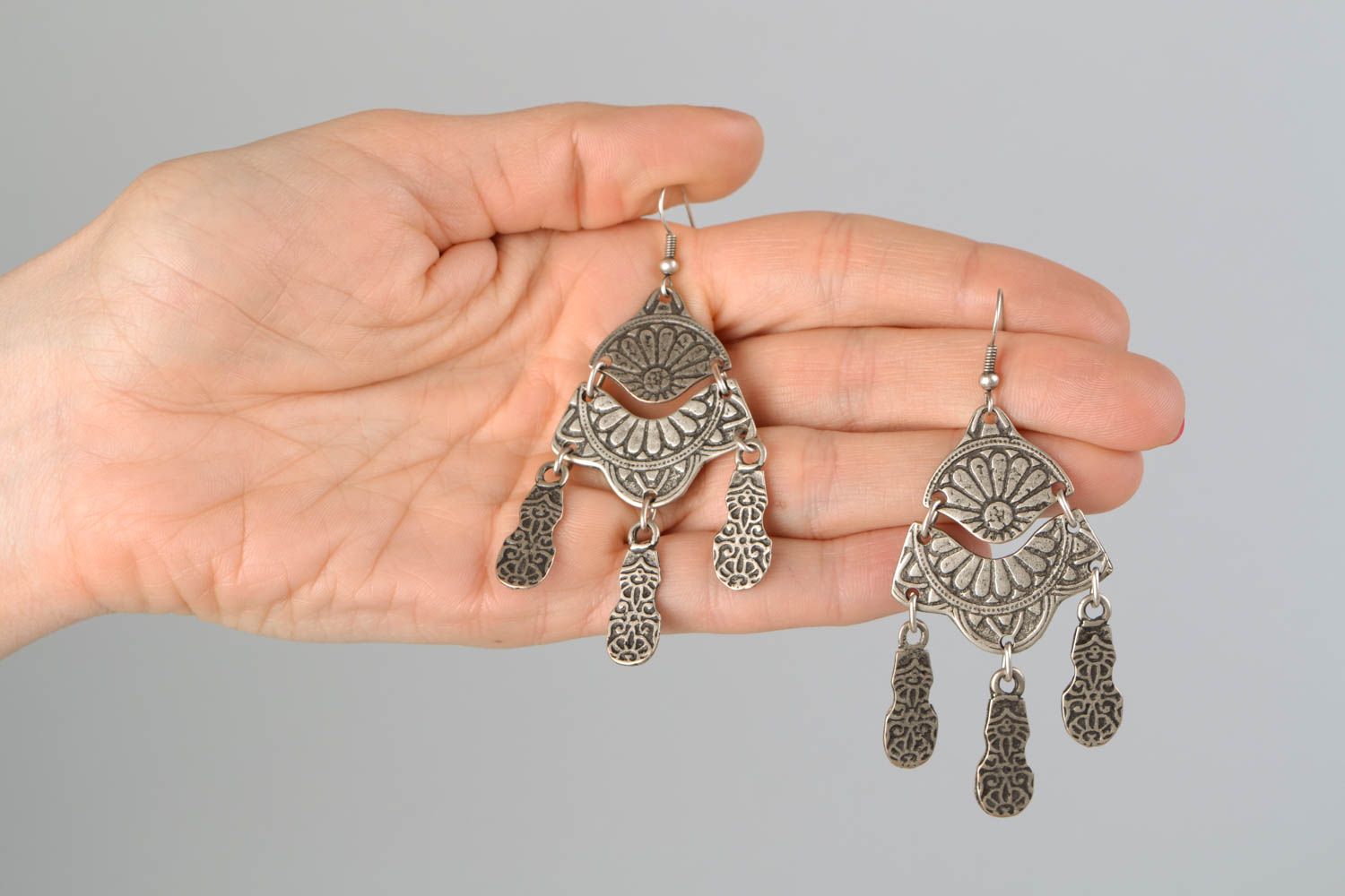 Boucles d'oreilles en métal en forme de paumes faite main pour femme Gulnara photo 2