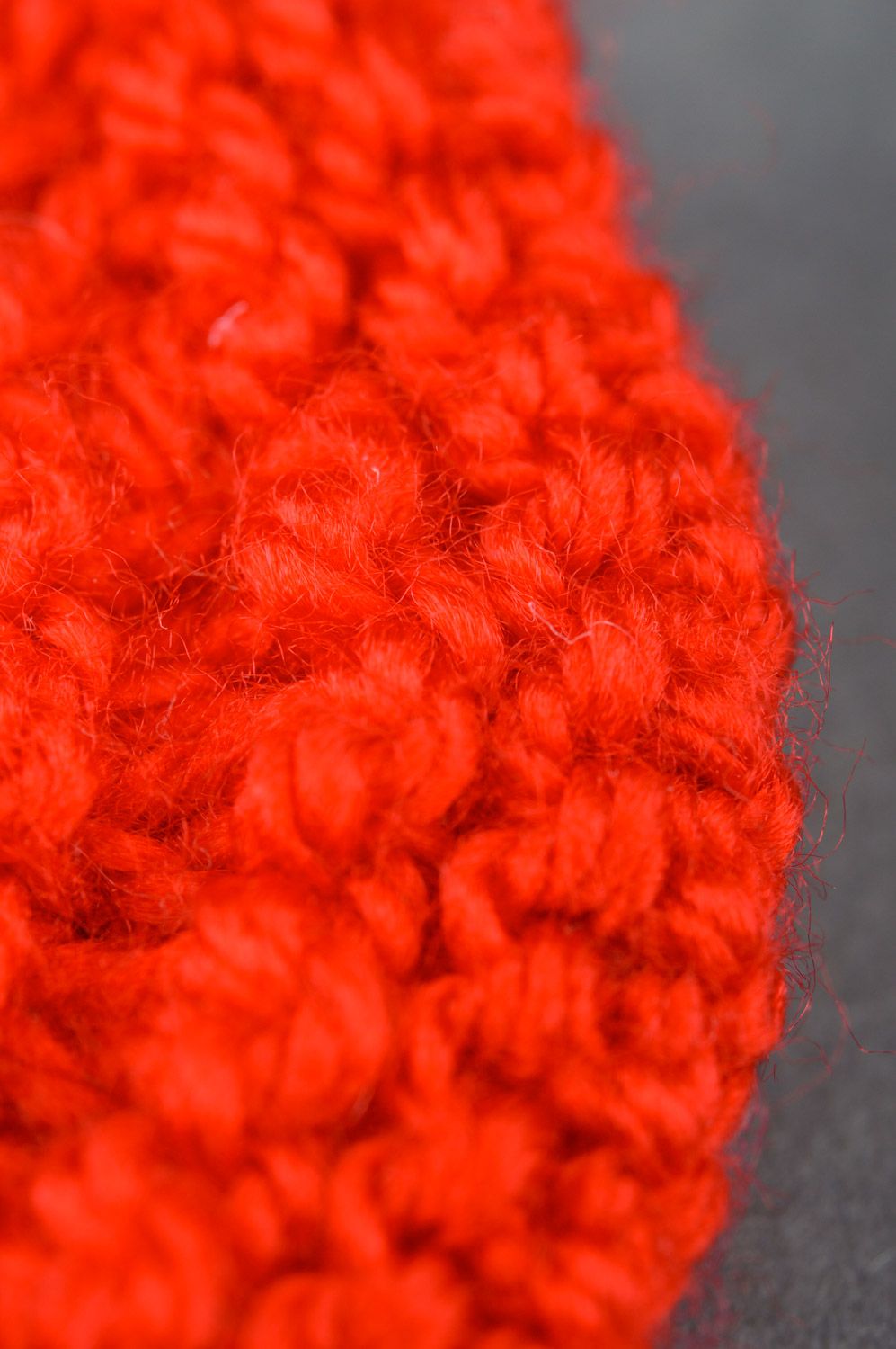 Handmade rote gestrickte Babyschuhe aus Halbwolle in Form der Stiefel für Babys foto 4