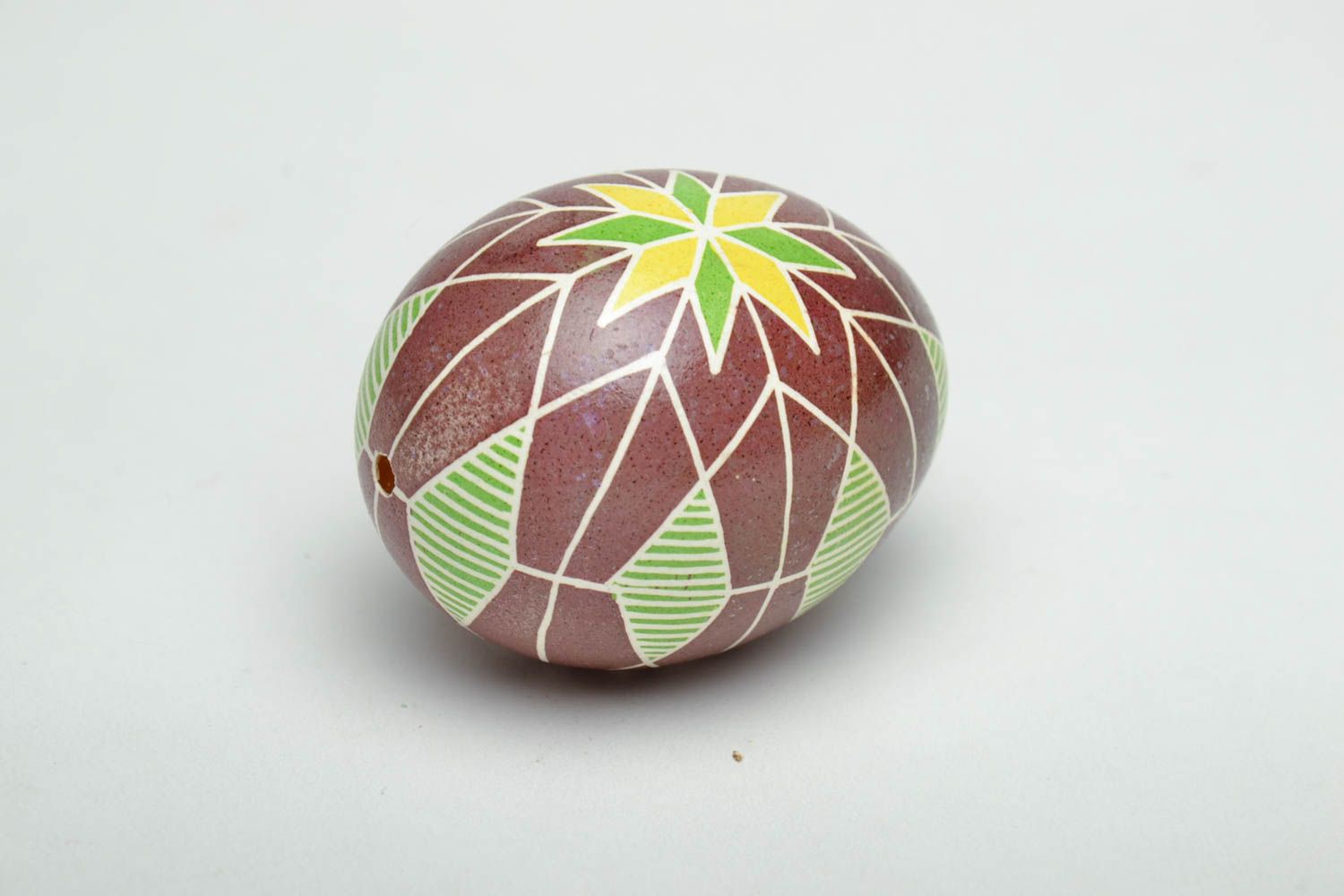 Расписное пасхальное яйцо декорированное анилиновыми красителями фото 4